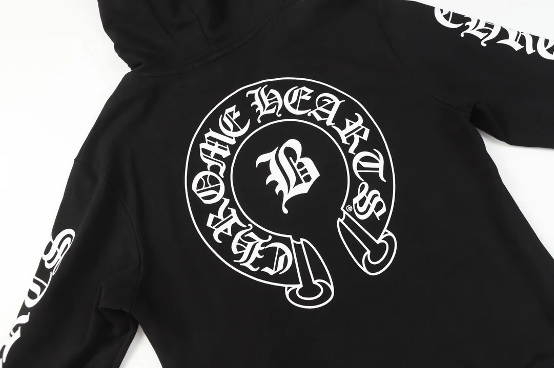 M03—P210 -Chrome Hearts/Chrome Hearts printed sweatshirt cardigan jacket -420 grams of high-density, high-quality wool, soft, delicate and skin-friendly, soft and silky to the touch, warm and skin-friendly -The hardware zipper accessories are all customized and full of details -Colour: black white -Size: S M L XL